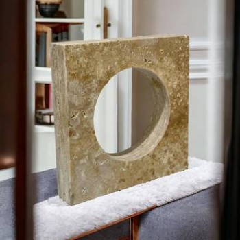 A decorative masterpiece of Traventino marble, 20 x 20 x 4 cm