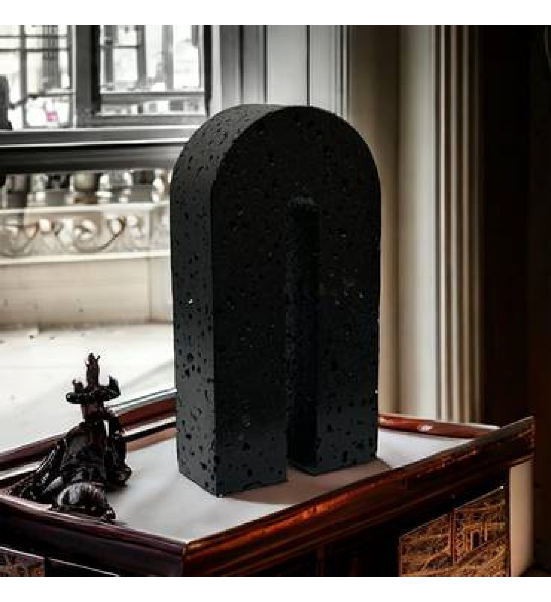 A decorative masterpiece of Traventino marble, 19 x 10 x 5 cm