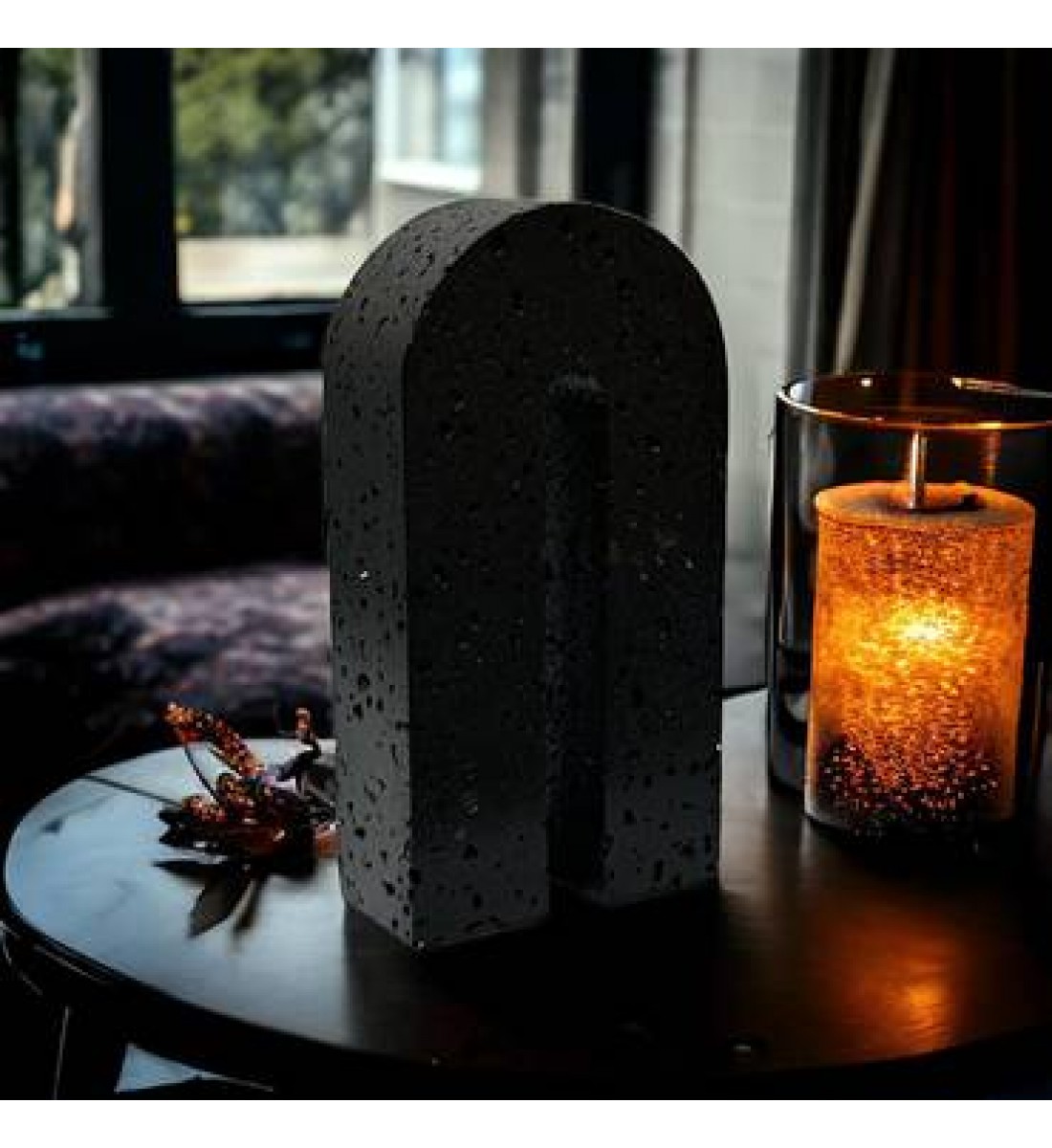 A decorative masterpiece of Traventino marble, 19 x 10 x 5 cm