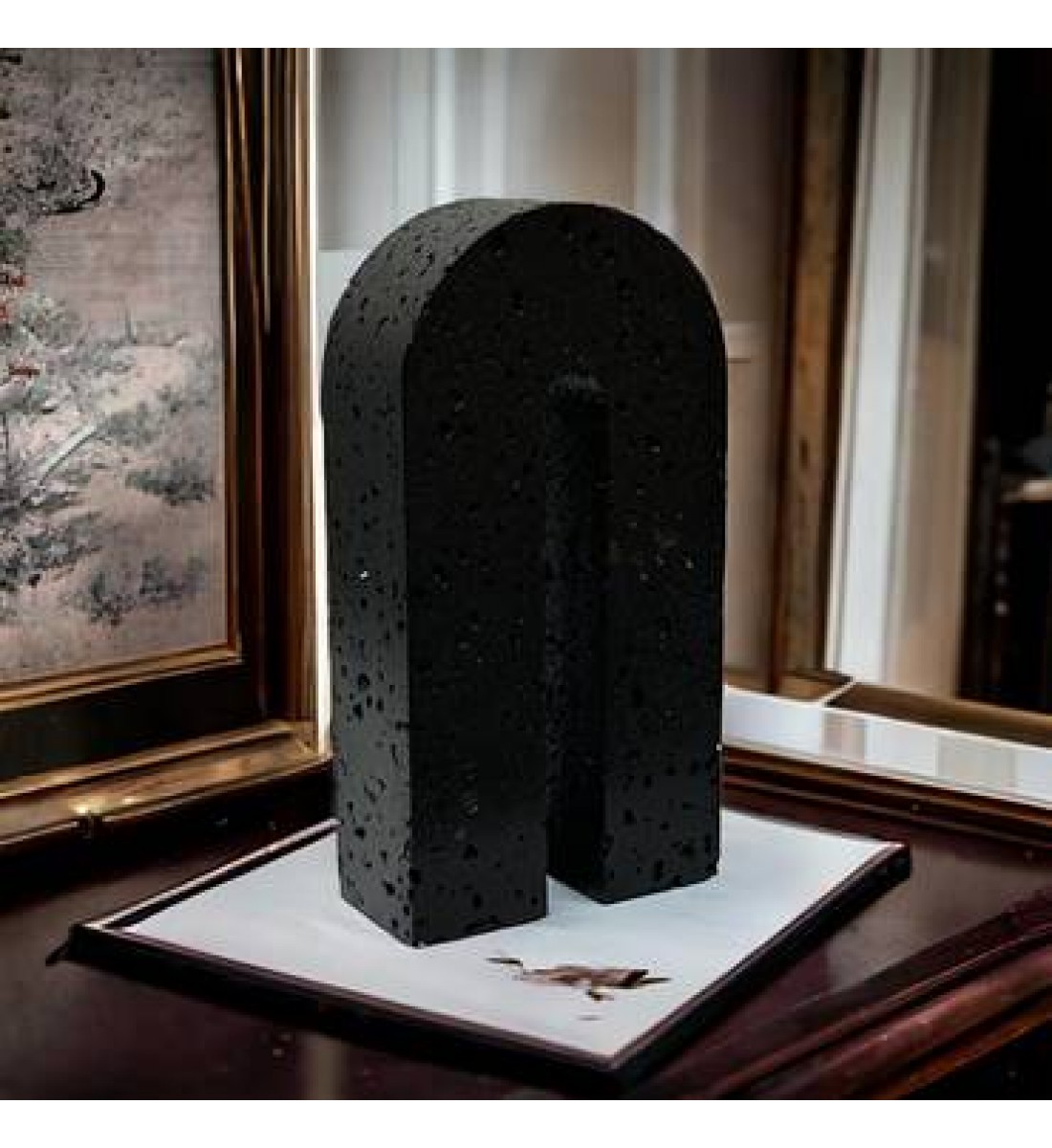 A decorative masterpiece of Traventino marble, 19 x 10 x 5 cm