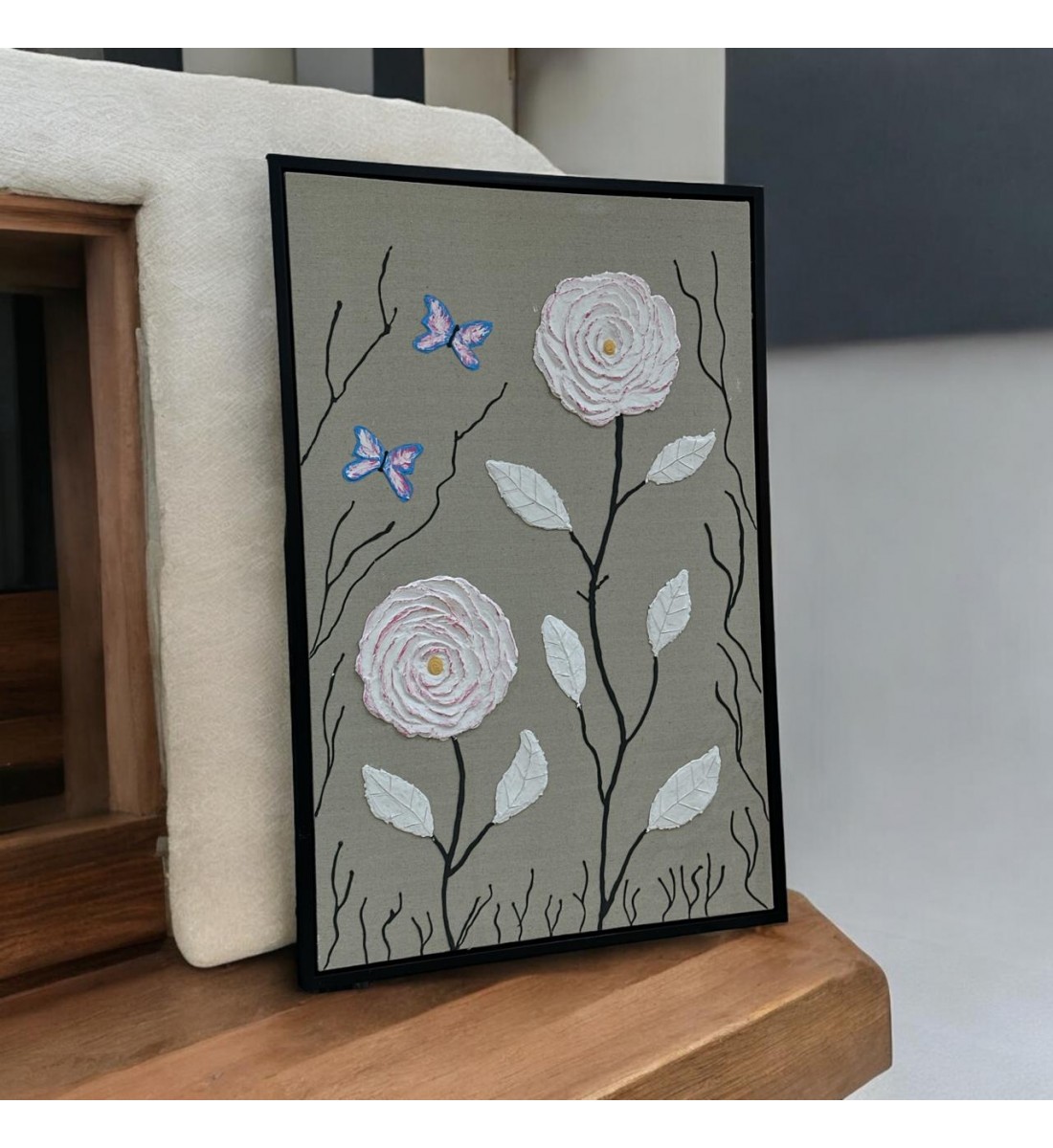 لوحه زينة حائط قماش جبسيه  باطار اسود شكل ورد 120×80سم 