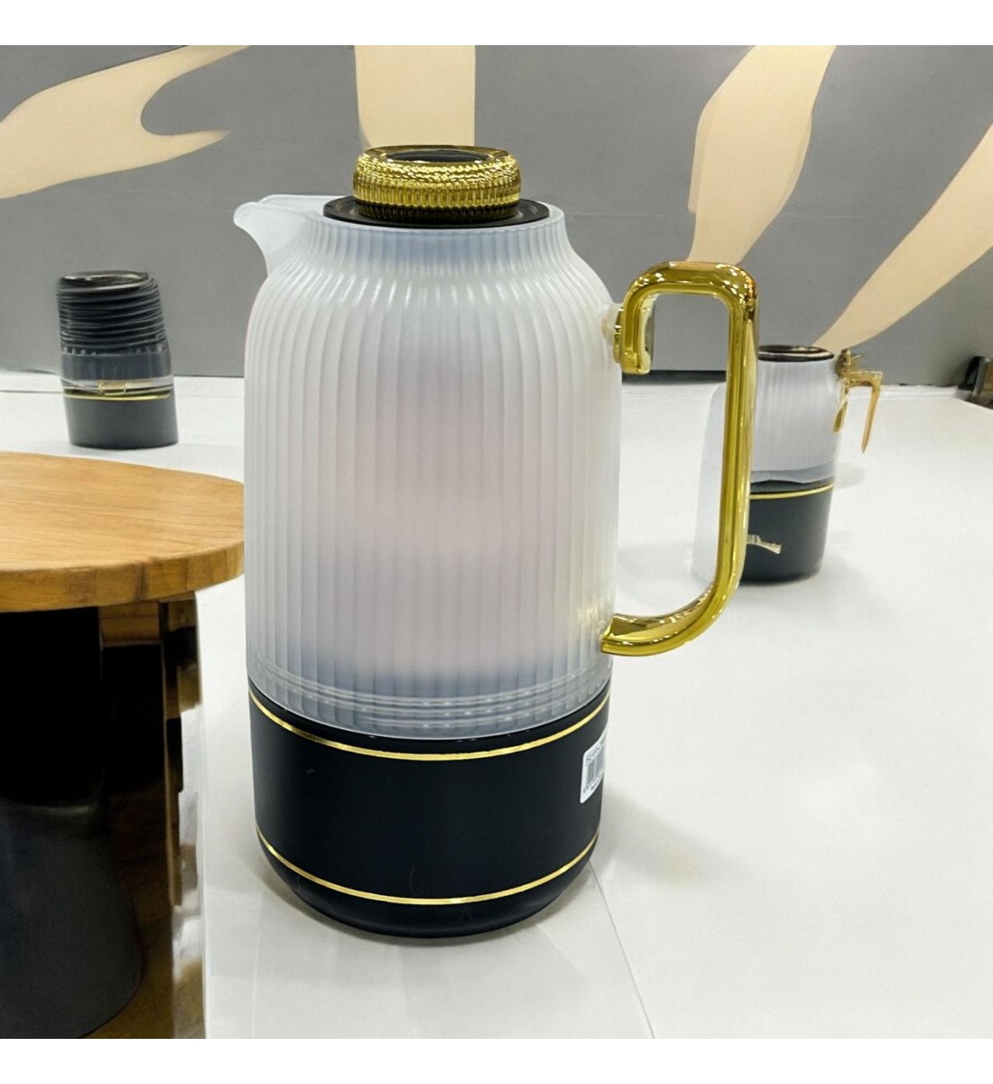 Single transparent thermos, black and gold, 1 liter