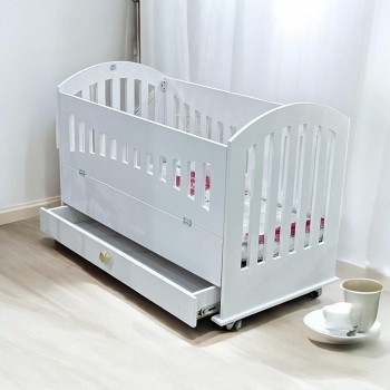 سرير  خشب مع مرتبة الطول 123سم العرض 64سم الارتفاع 82سم لون ابيض 