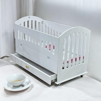 سرير  خشب مع مرتبة الطول 123سم العرض 64سم الارتفاع 82سم لون ابيض 