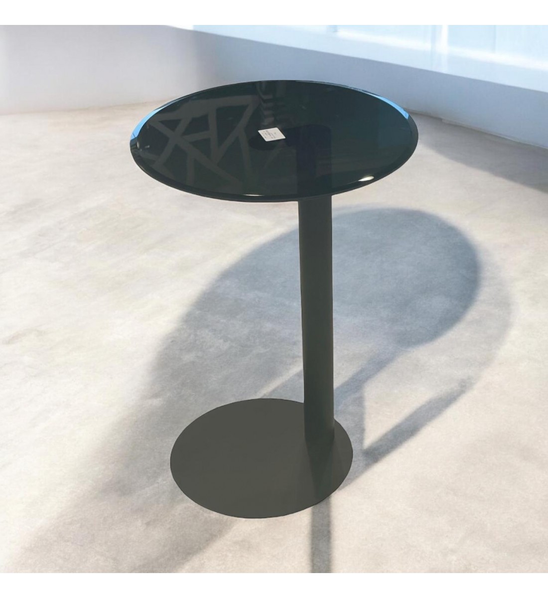 طاولة خدمة مفرد بسطح زجاج وقاعدة حديد اسود 40×40×55سم طاولة خدمة مفرد بسطح زجاج وقاعدة حديد اسود 40×40×55سم