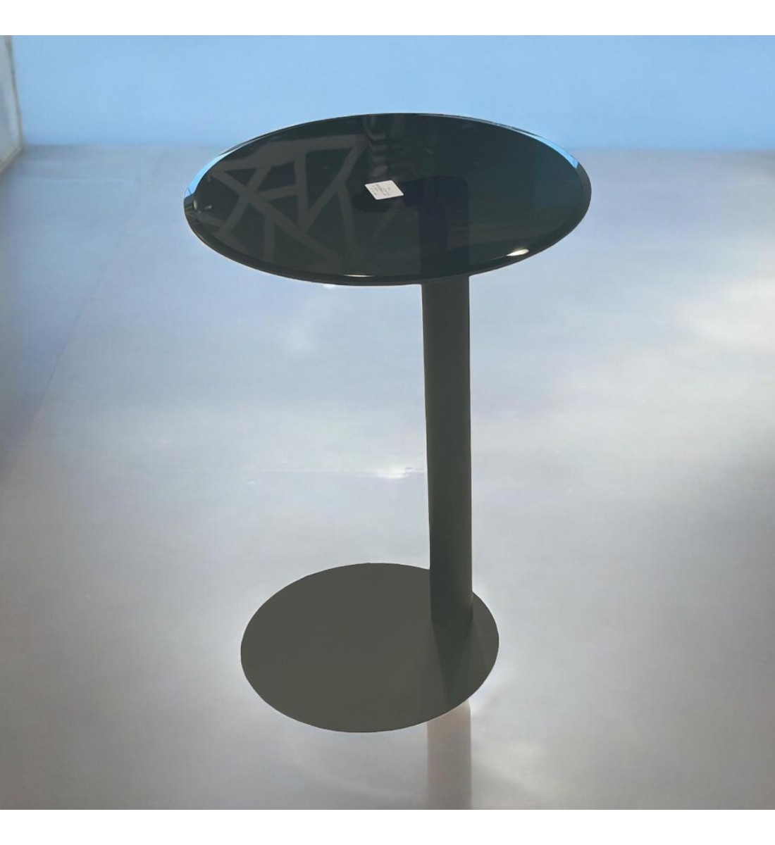 طاولة خدمة مفرد بسطح زجاج وقاعدة حديد اسود 40×40×55سم طاولة خدمة مفرد بسطح زجاج وقاعدة حديد اسود 40×40×55سم