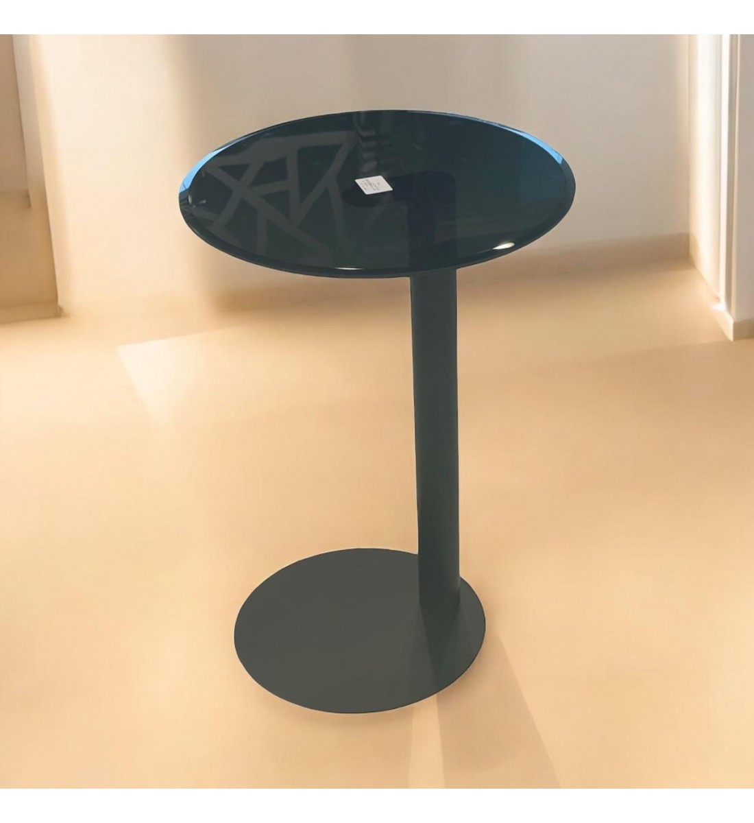 طاولة خدمة مفرد بسطح زجاج وقاعدة حديد اسود 40×40×55سم طاولة خدمة مفرد بسطح زجاج وقاعدة حديد اسود 40×40×55سم