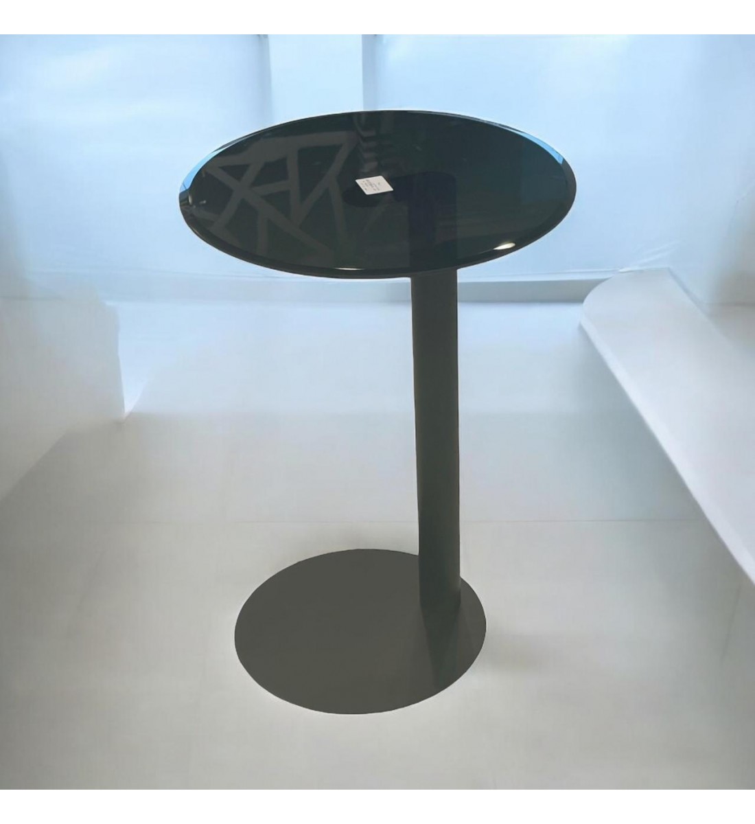 طاولة خدمة مفرد بسطح زجاج وقاعدة حديد اسود 40×40×55سم طاولة خدمة مفرد بسطح زجاج وقاعدة حديد اسود 40×40×55سم