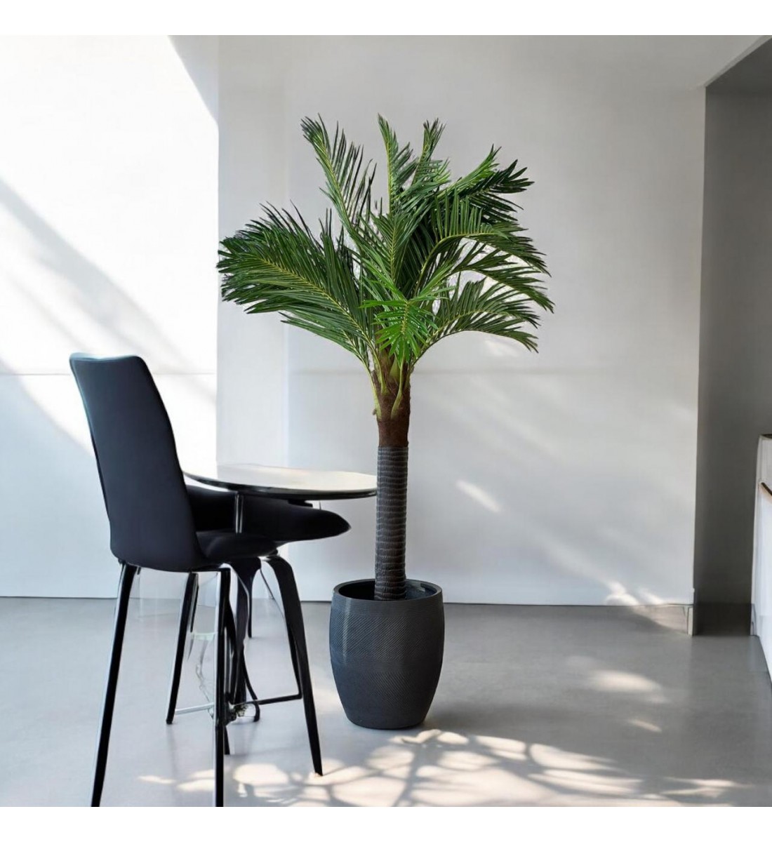 A tree decorated with palm leaves, a black stand, approximately 3 cm high