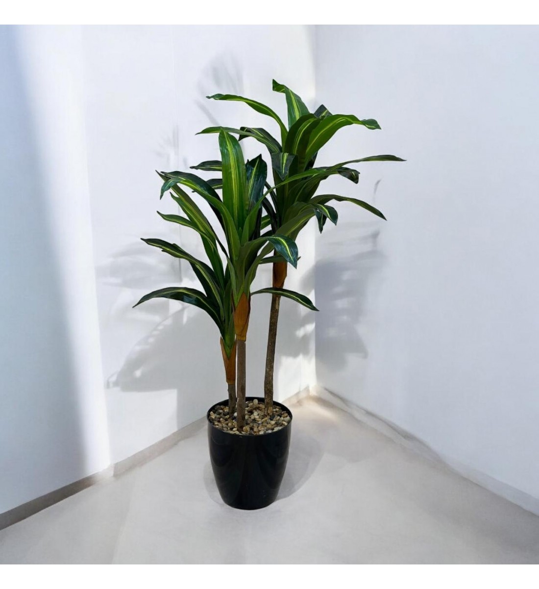 A tree decorated with 3 branches, a black corner, 140 cm