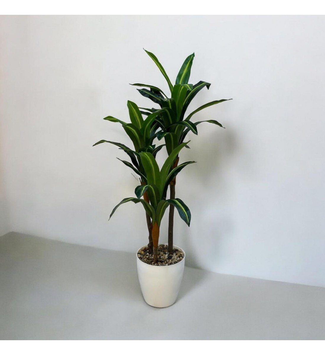 A tree decorated with 3 branches, a black corner, 140 cm