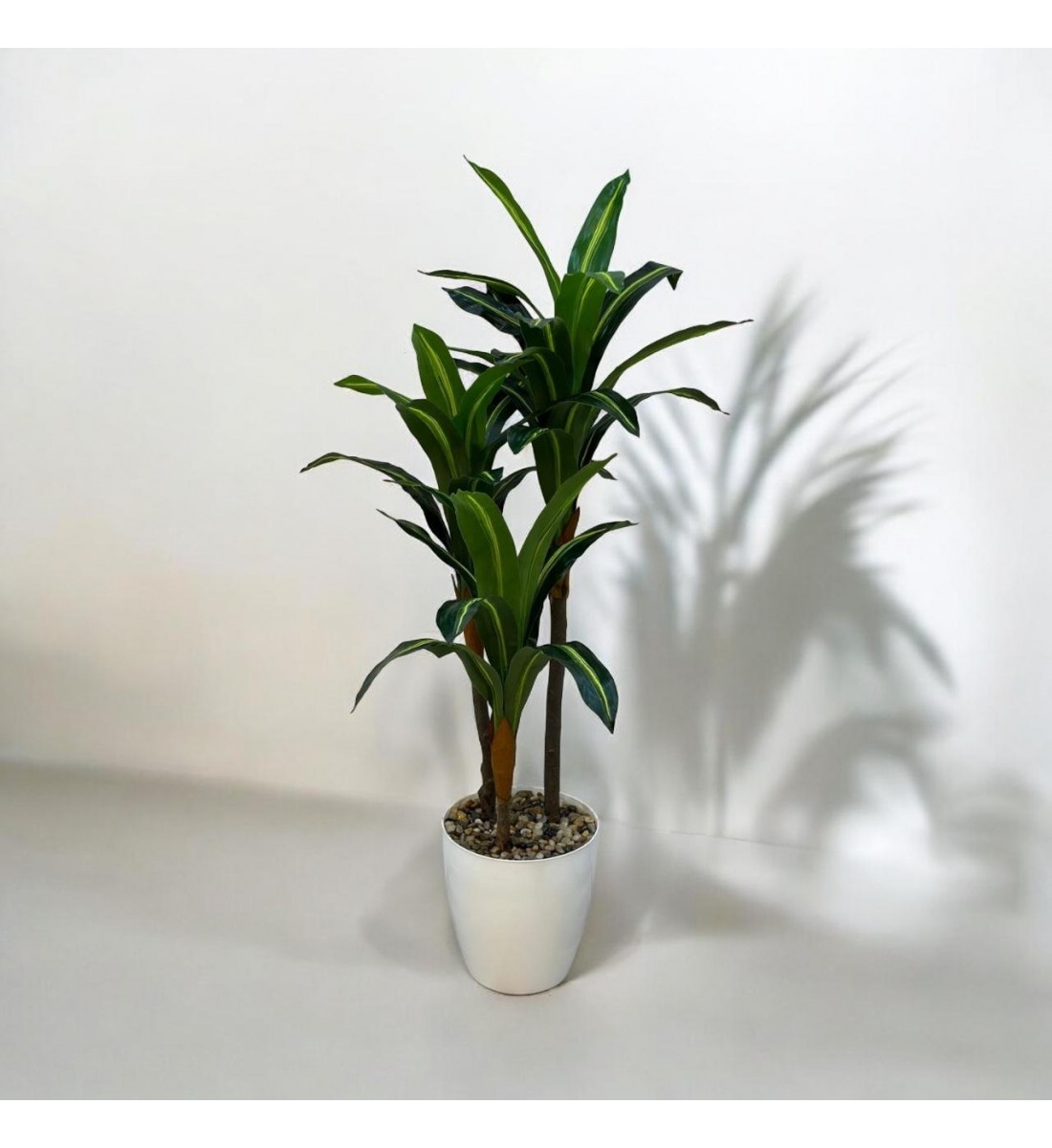 A tree decorated with 3 branches, a black corner, 140 cm