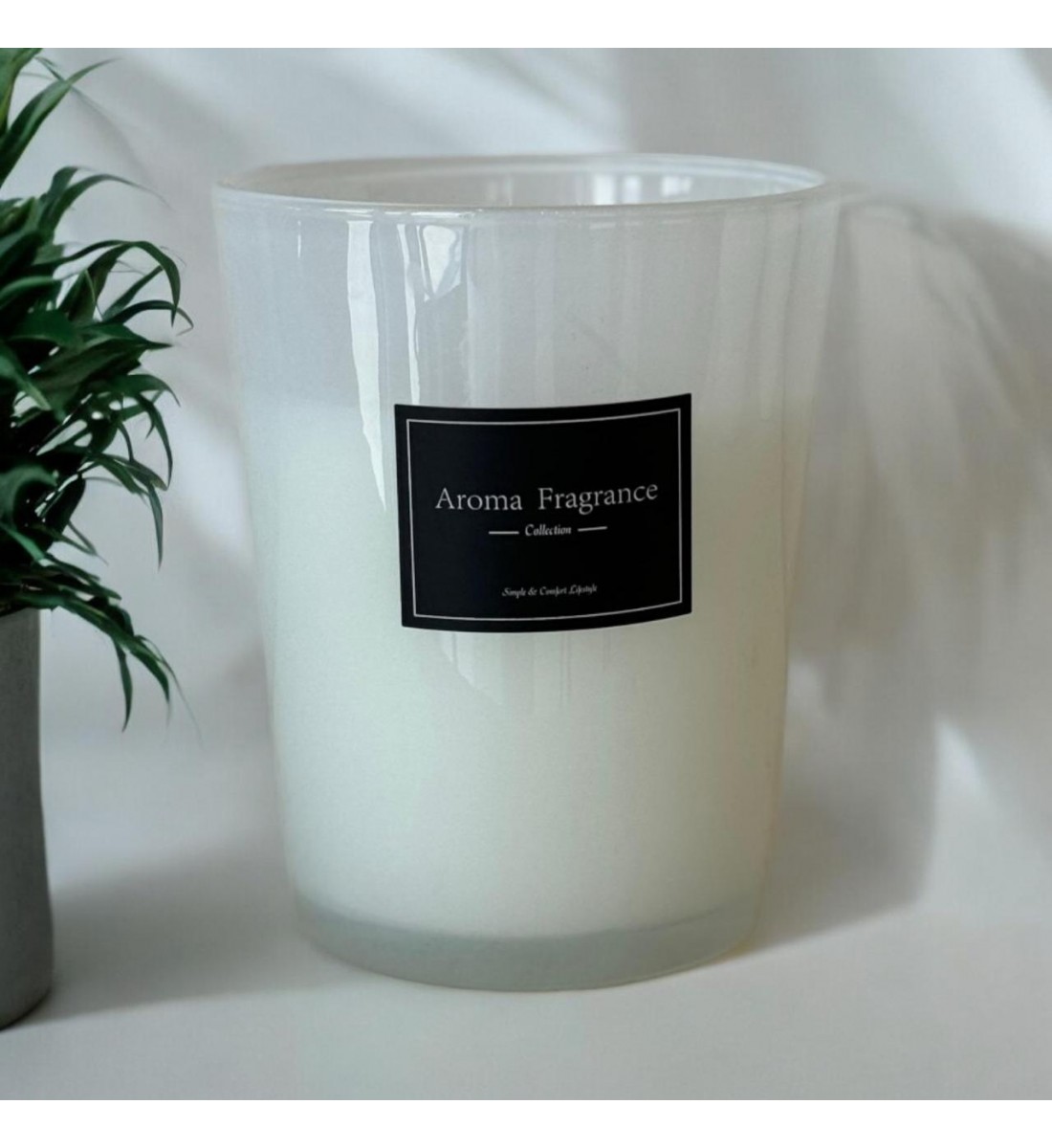  شمعة عطرية  زجاج بشكل جذاب وانيق رائحه مميزه تنعثر علي جميع المنزل بفتيلين اشنعال  حجم وسط 