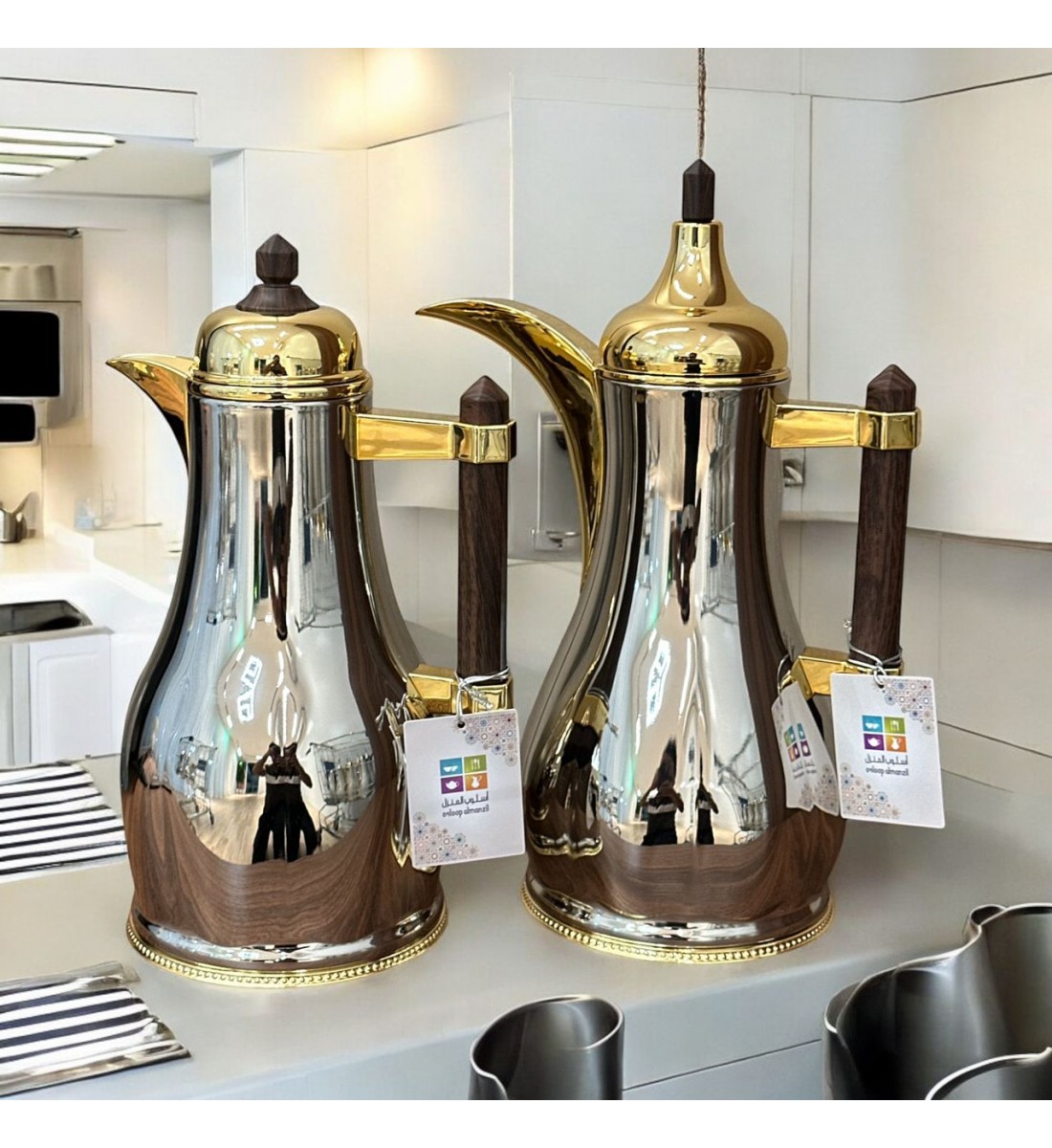 طقم ترمس شاهي وقهوه انيكل ذهبي ممسك خشب بني غامق طقم ترمس شاهي وقهوه انيكل ذهبي ممسك خشب بني غامق