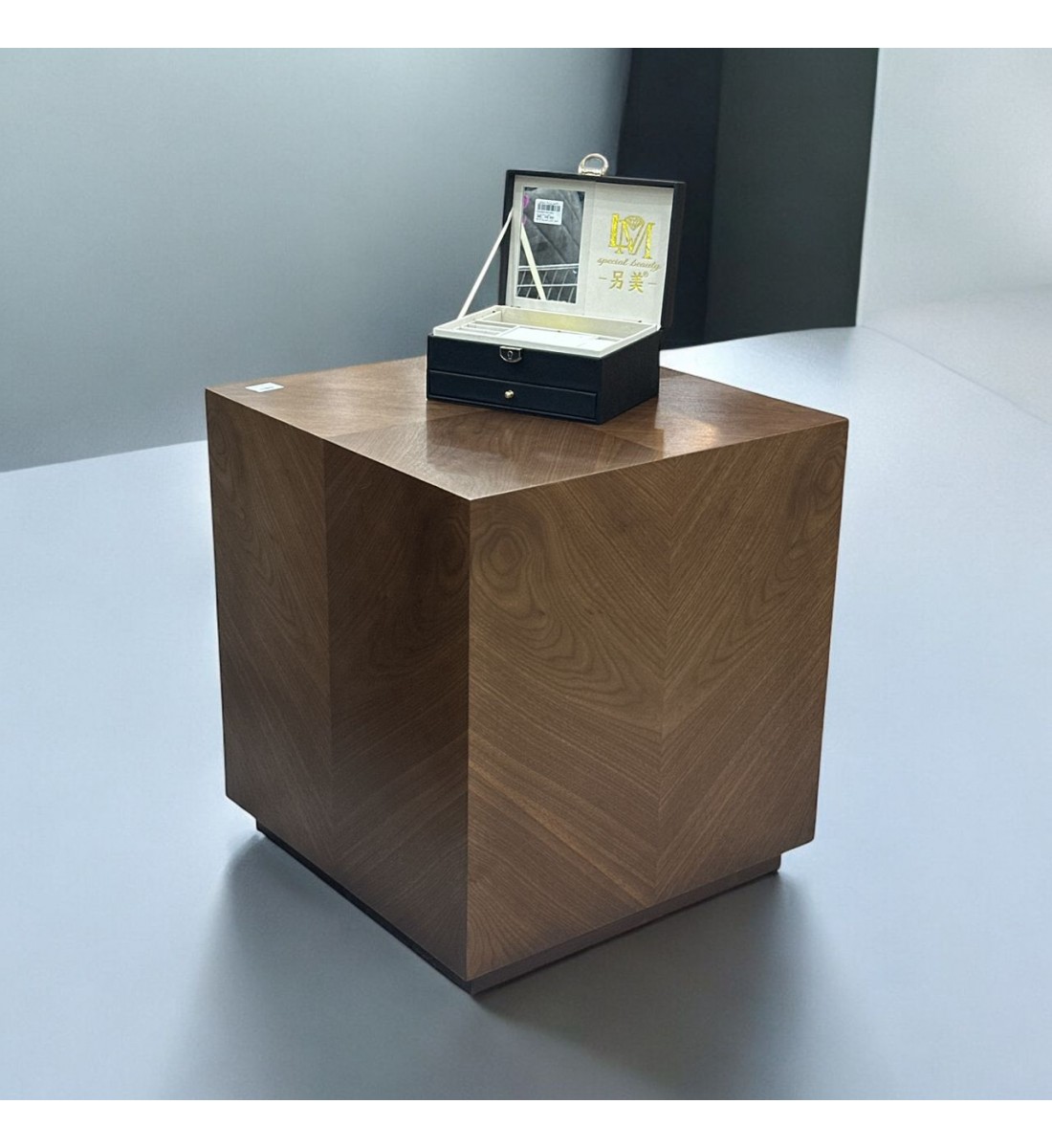 طاولة قهوة بتصميم إيطالي قشور الجوز  55×55×60سم (المنتج تفصيل )