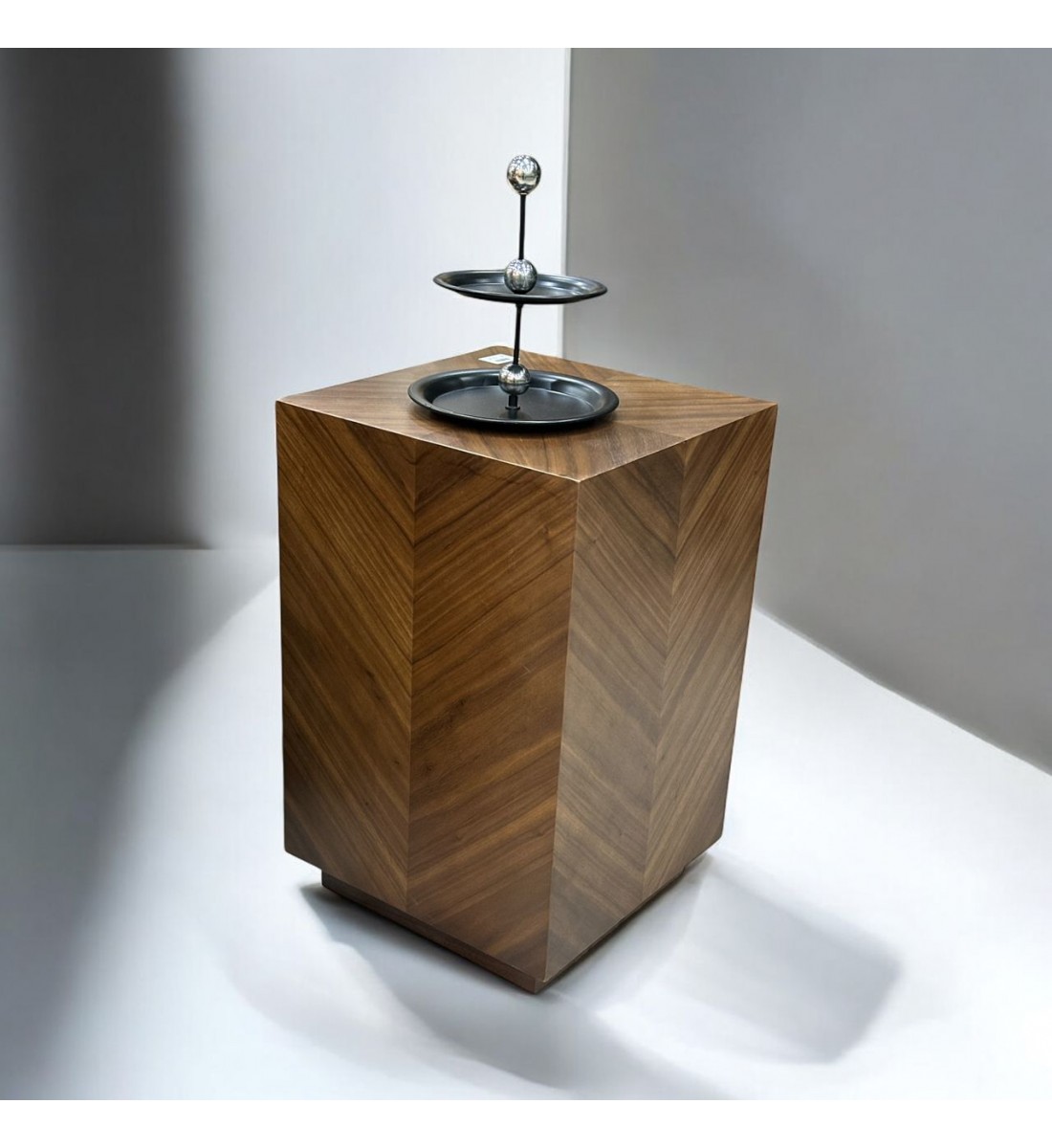 طاولة قهوة بتصميم إيطالي قشور الجوز 35×35×55سم  (المنتج تفصيل )