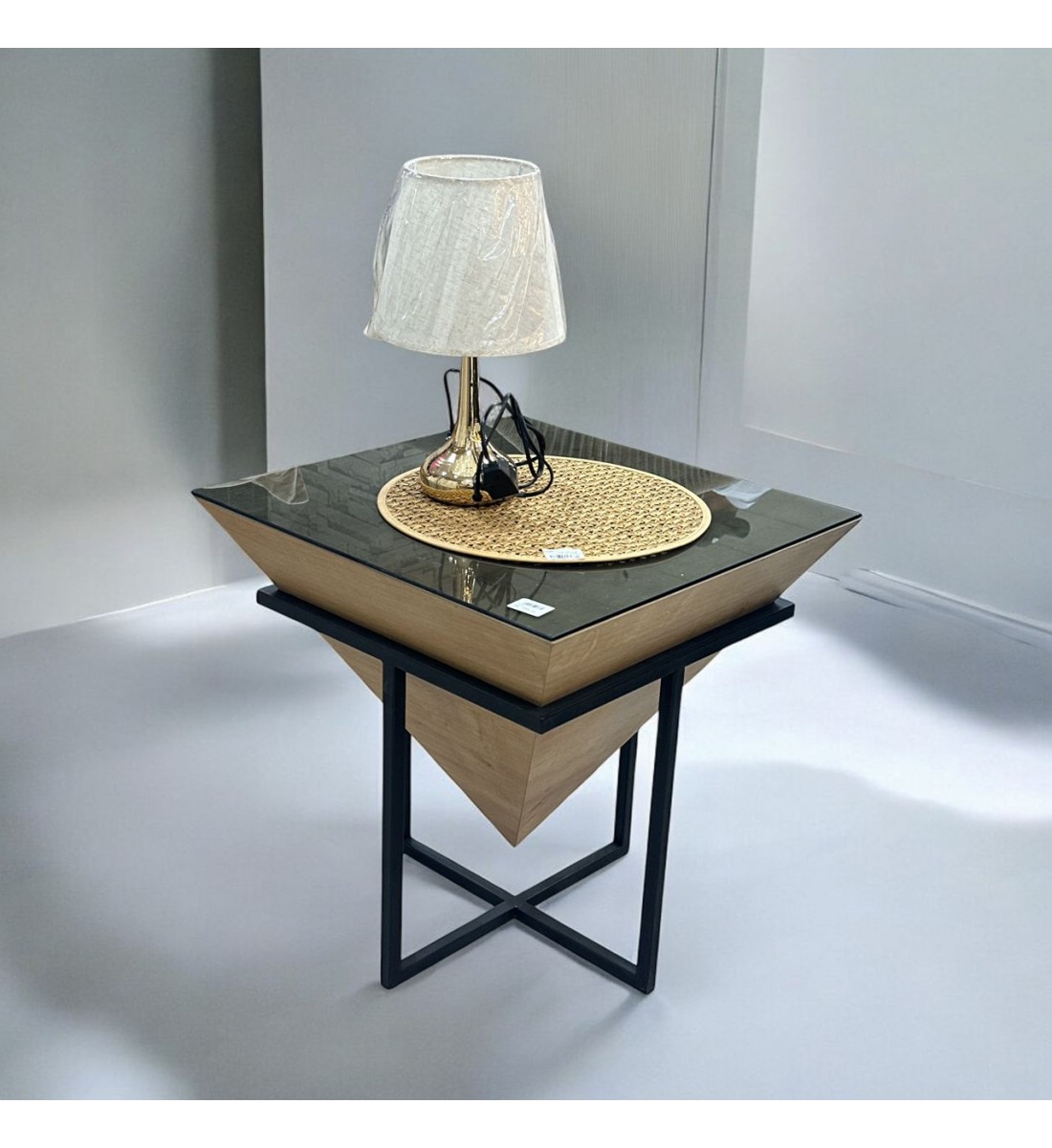 طاولة جانبية من قشرة الجوز سطح زجاج55×55×57سم 