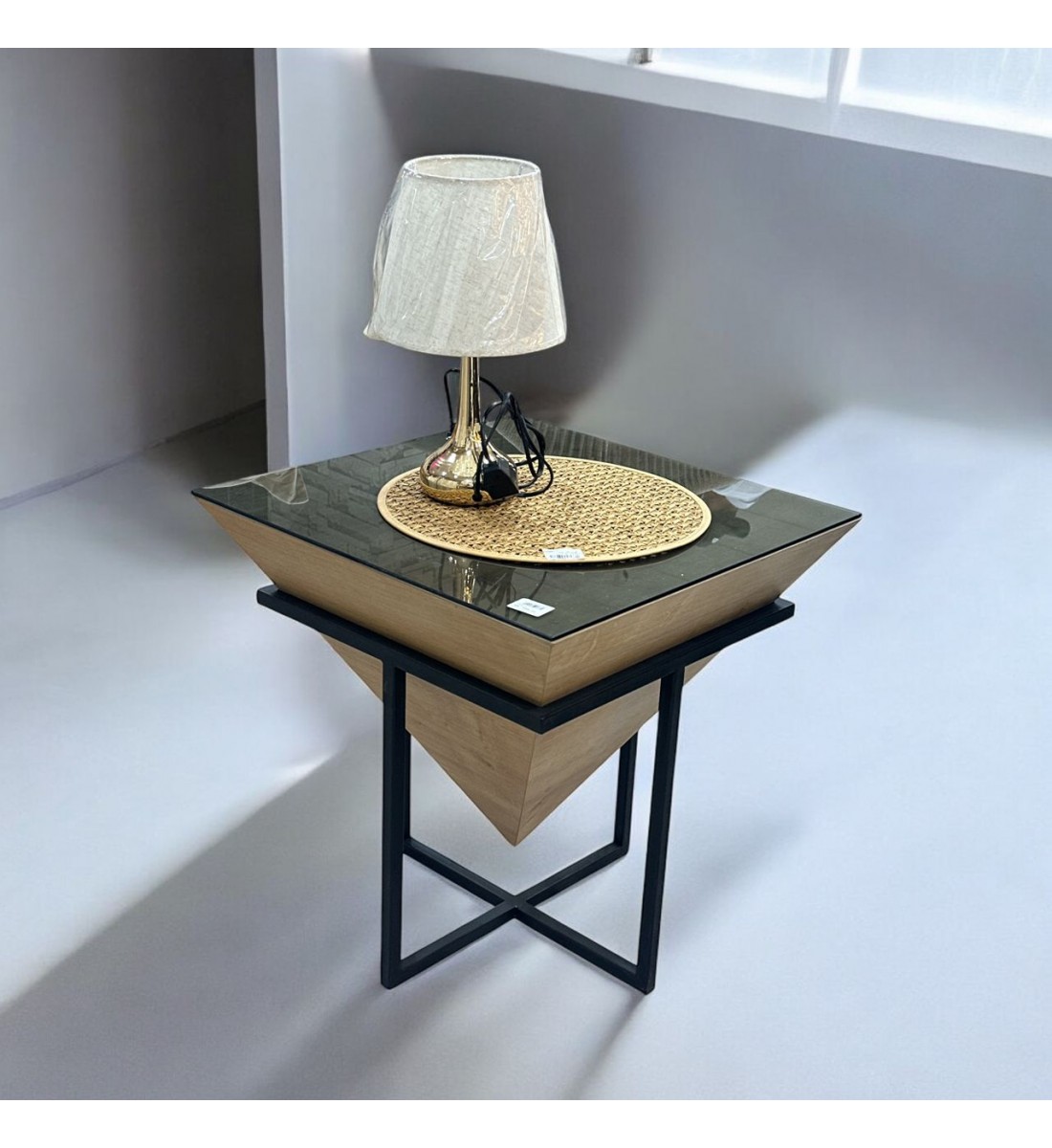 طاولة جانبية من قشرة الجوز سطح زجاج55×55×57سم 