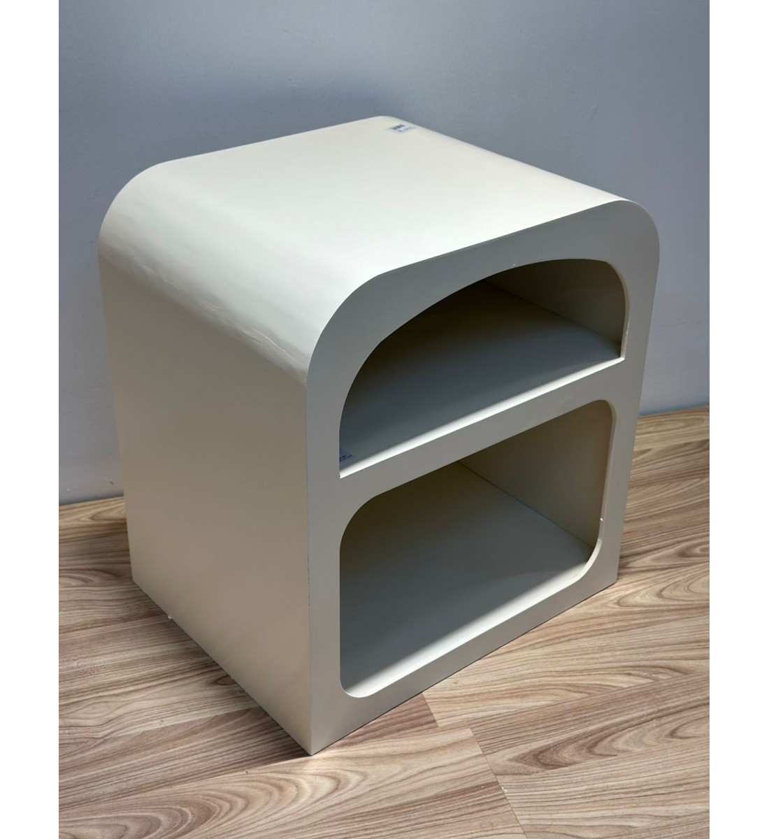 طاولة او كمدينة جانبية سرير مقوسة 55 ×45×40سم لون بيج طاولة او كمدينة جانبية سرير مقوسة 55 ×45×40سم لون بيج