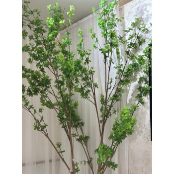 شجرة باللون الاخضر صناعية