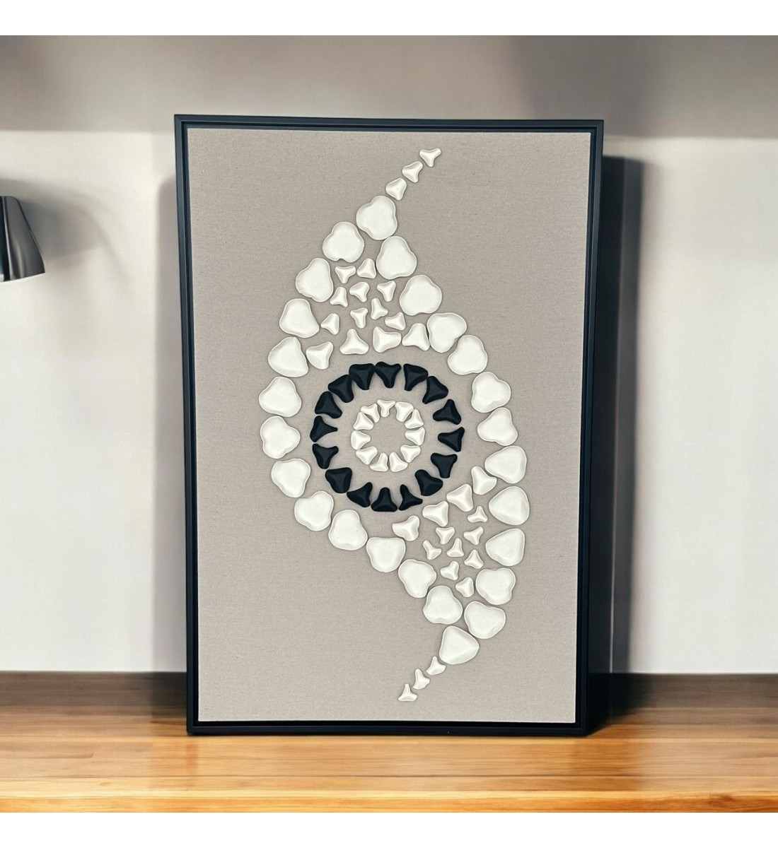 لوحة فنية بخطوط هندسية جبسية باطار اسود 100×150سم (المنتج تفصيل )