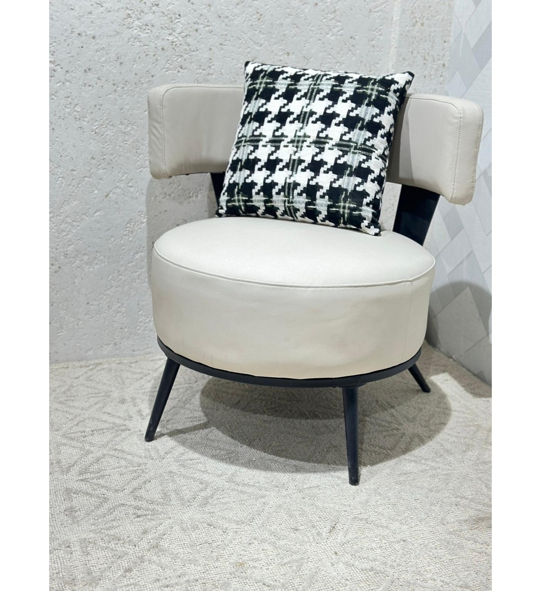 كرسي مفرد مميز بتصميم مودرن لون بيج جلد 63×68×65سم 