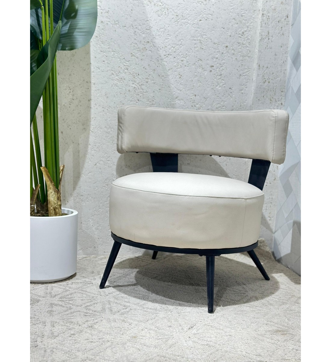 كرسي مفرد مميز بتصميم مودرن لون بيج جلد 63×68×65سم 