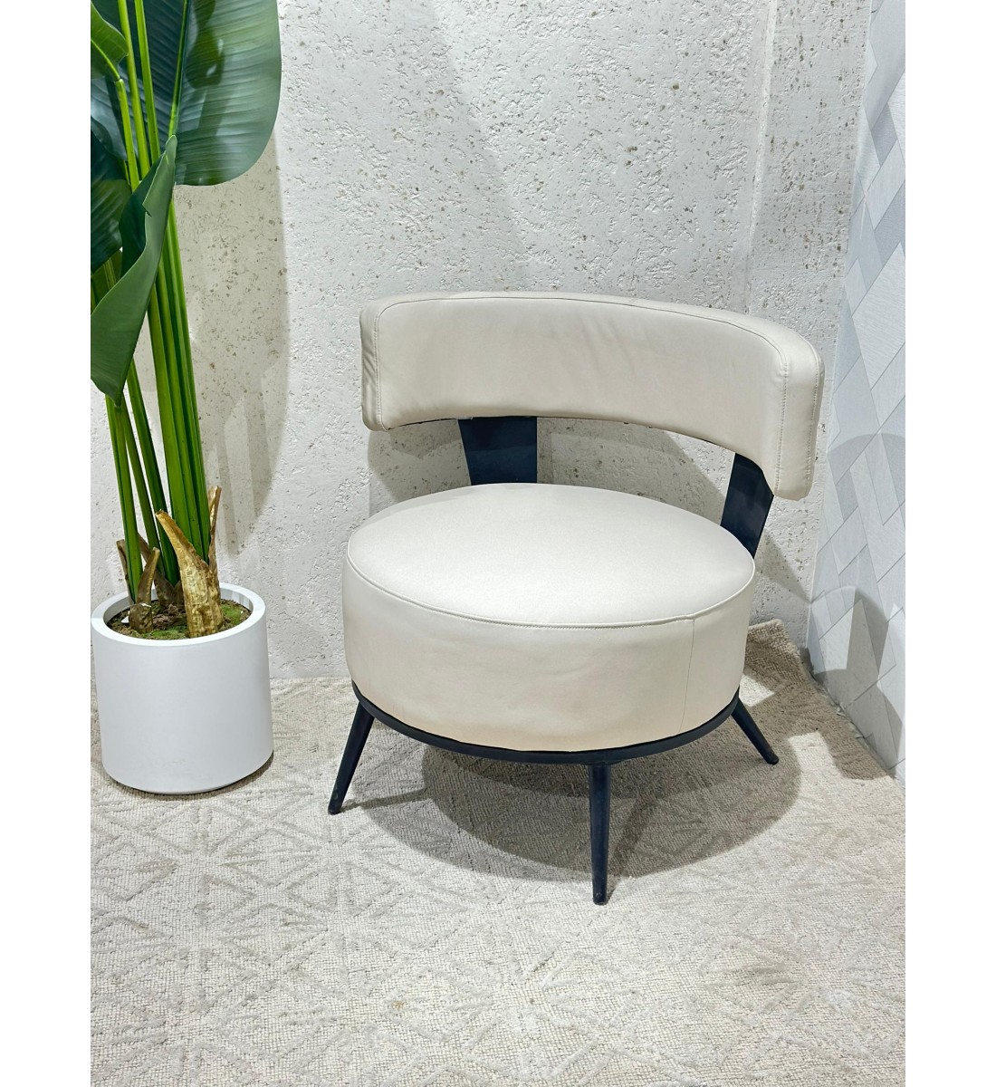 كرسي مفرد مميز بتصميم مودرن لون بيج جلد 63×68×65سم 