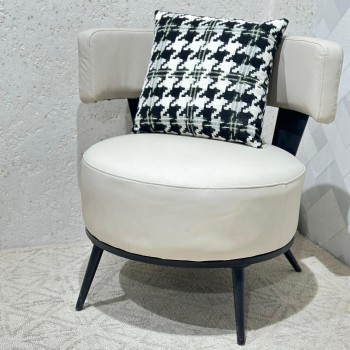 كرسي مفرد مميز بتصميم مودرن لون بيج جلد 63×68×65سم 