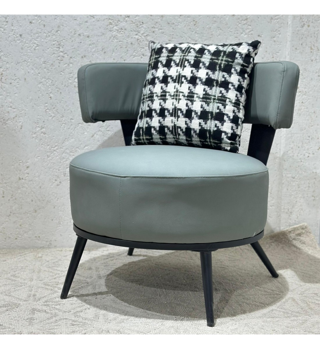 كرسي مفرد مميز بتصميم مودرن لون رمادي جلد 63×68×65سم