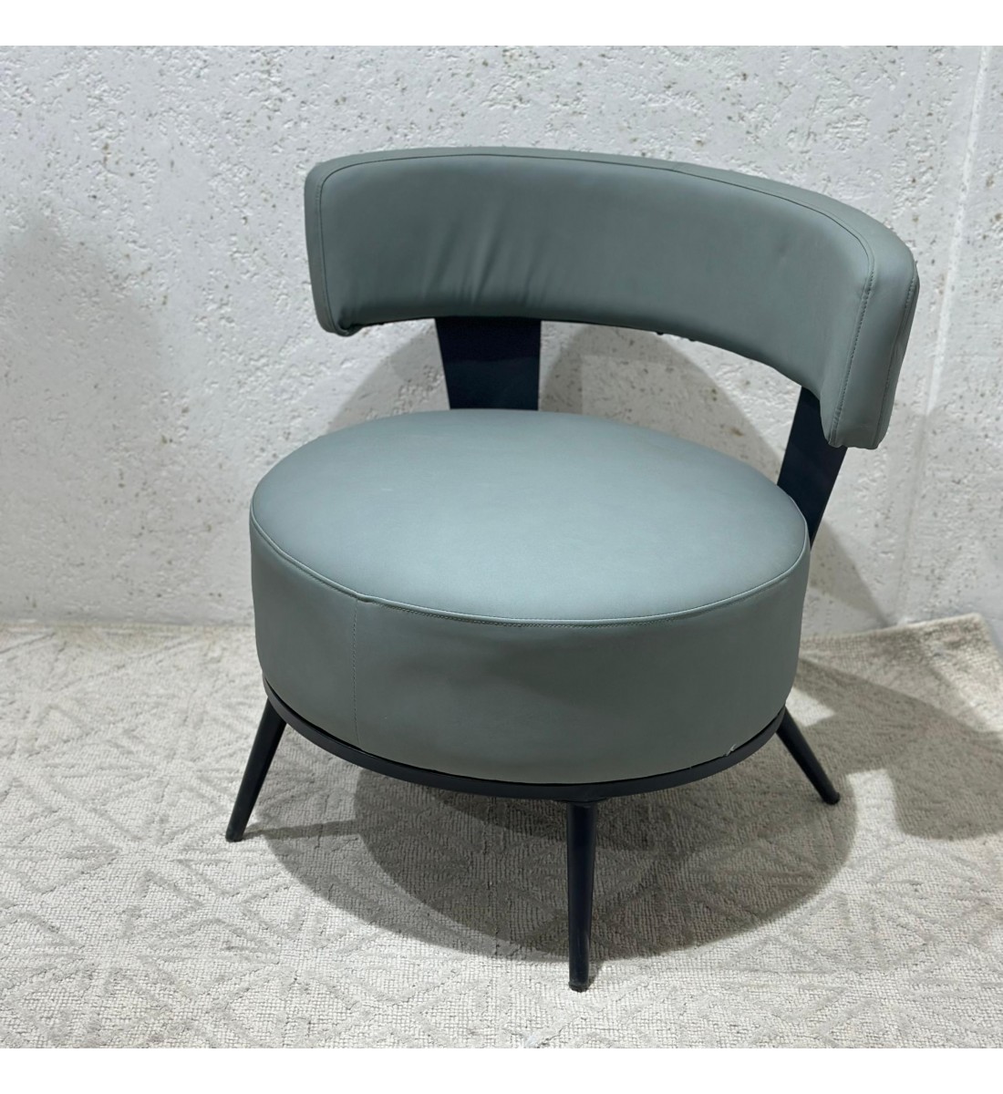 كرسي مفرد مميز بتصميم مودرن لون رمادي جلد 63×68×65سم