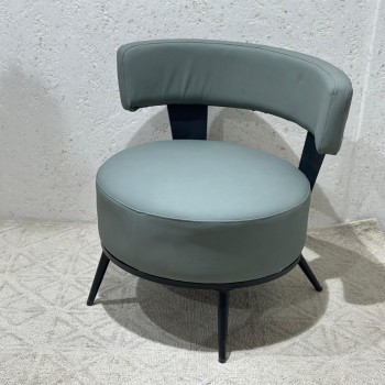 كرسي مفرد مميز بتصميم مودرن لون رمادي جلد 63×68×65سم