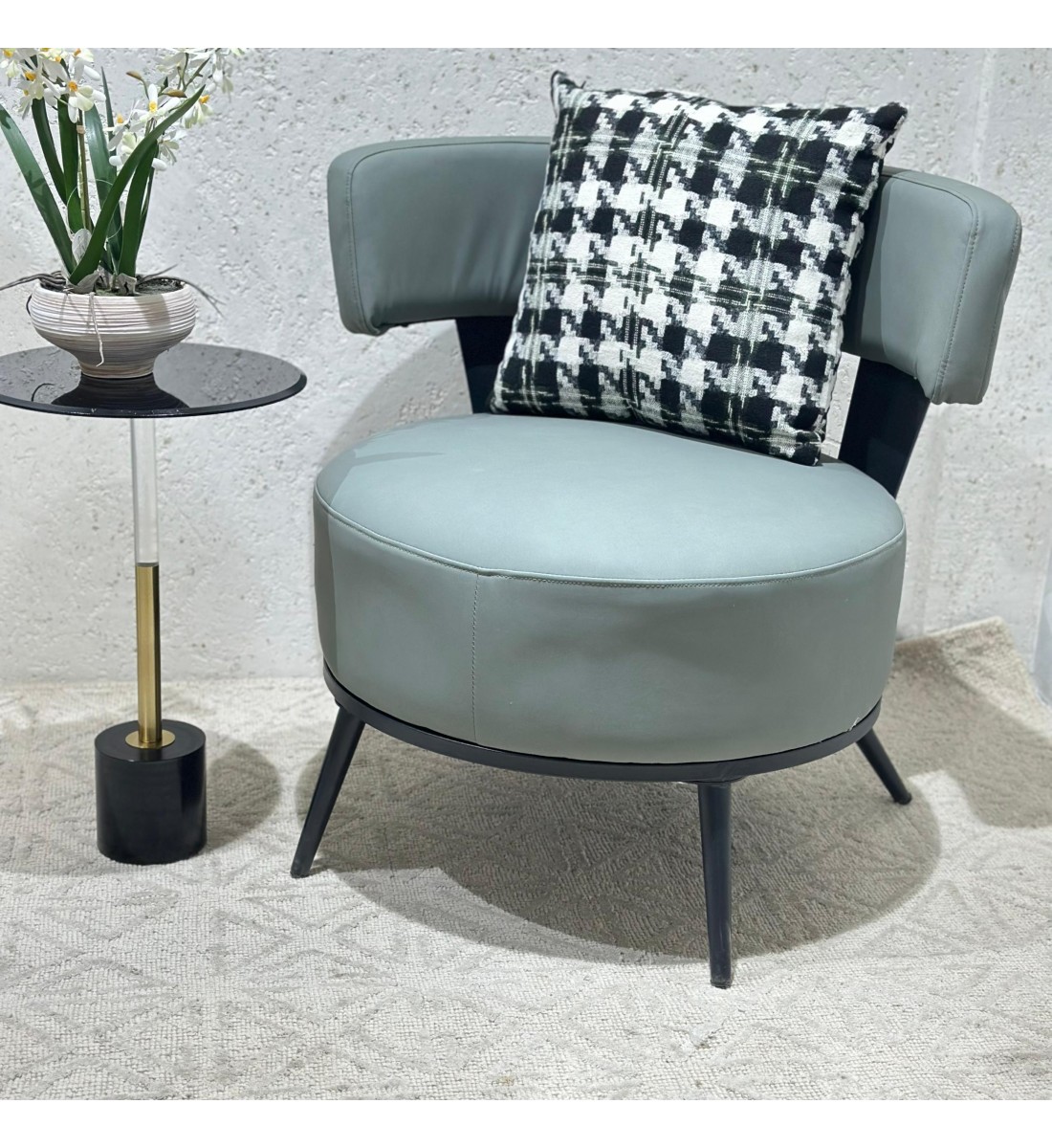 كرسي مفرد مميز بتصميم مودرن لون رمادي جلد 63×68×65سم