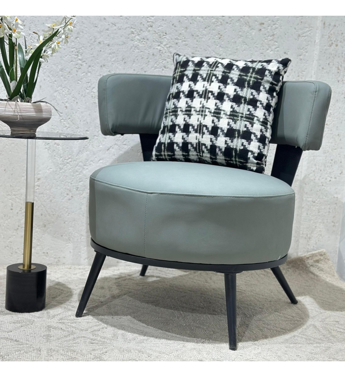 كرسي مفرد مميز بتصميم مودرن لون رمادي جلد 63×68×65سم