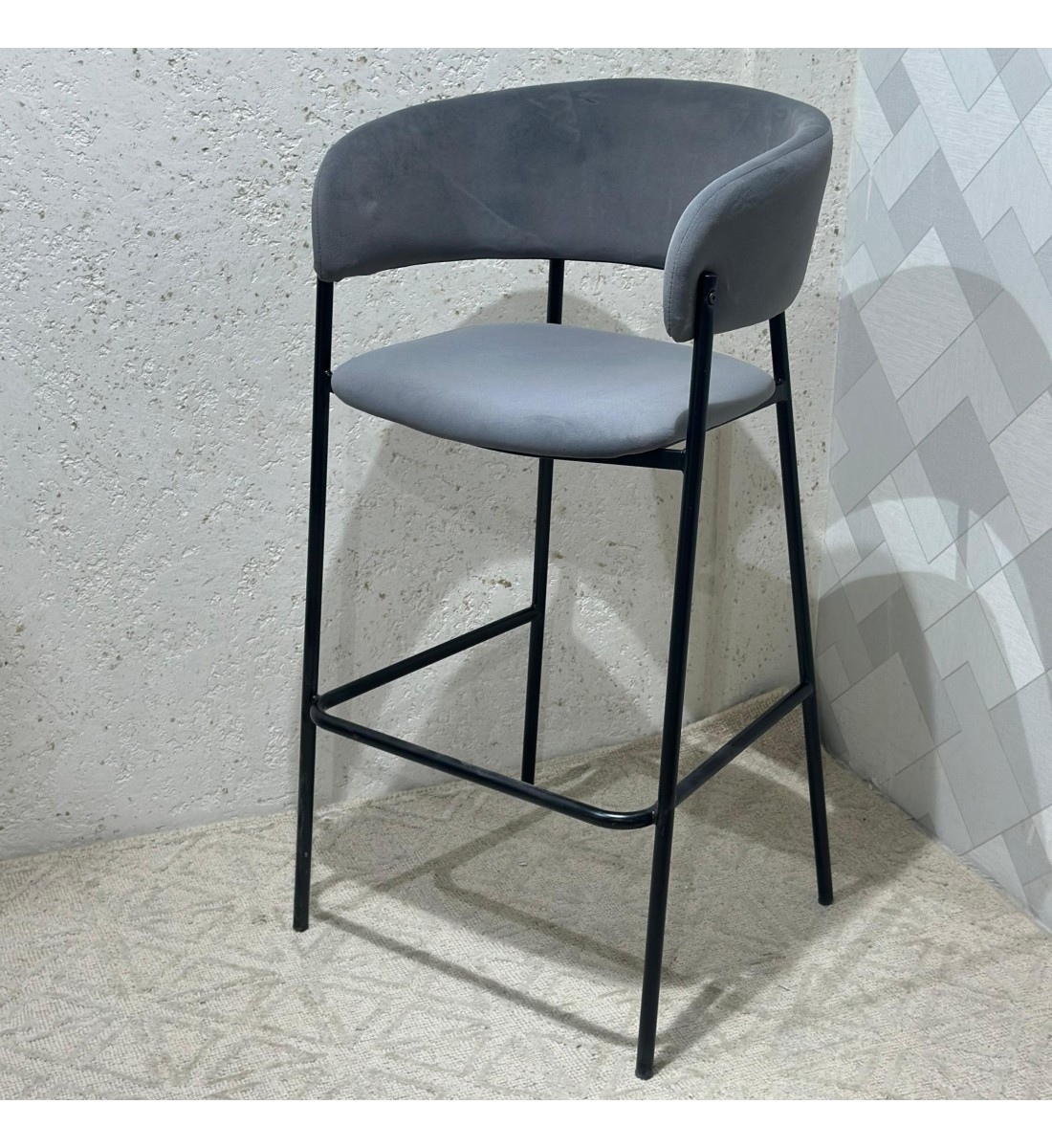 Brown swivel chair, elegant and comfortable design, 98 x 75 x 55 cm