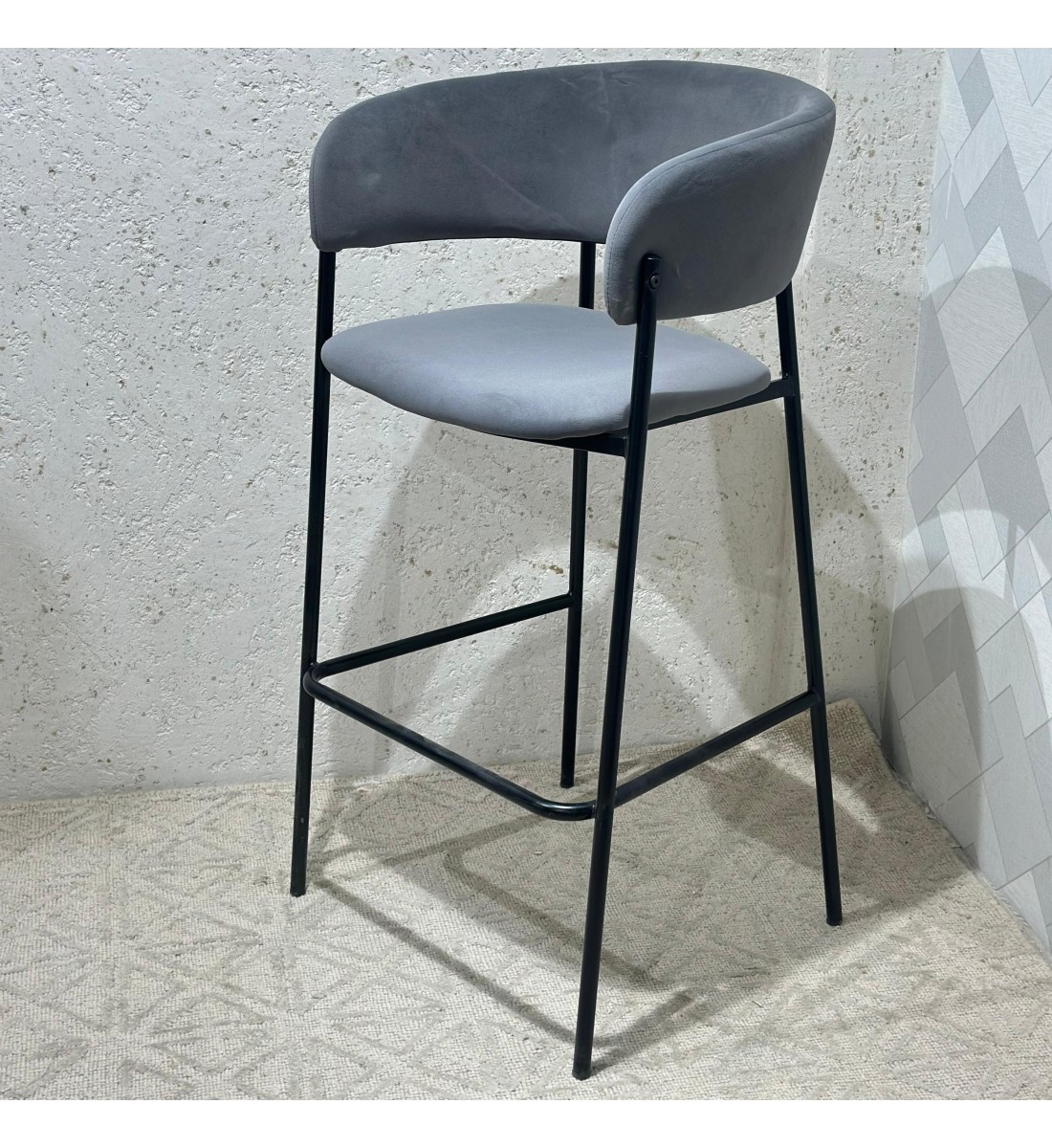 Brown swivel chair, elegant and comfortable design, 98 x 75 x 55 cm