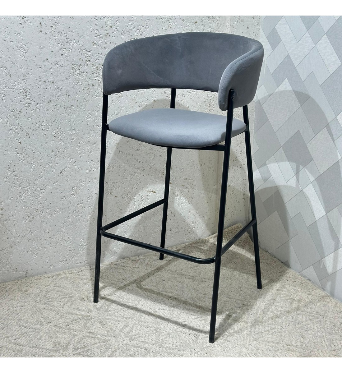 Brown swivel chair, elegant and comfortable design, 98 x 75 x 55 cm