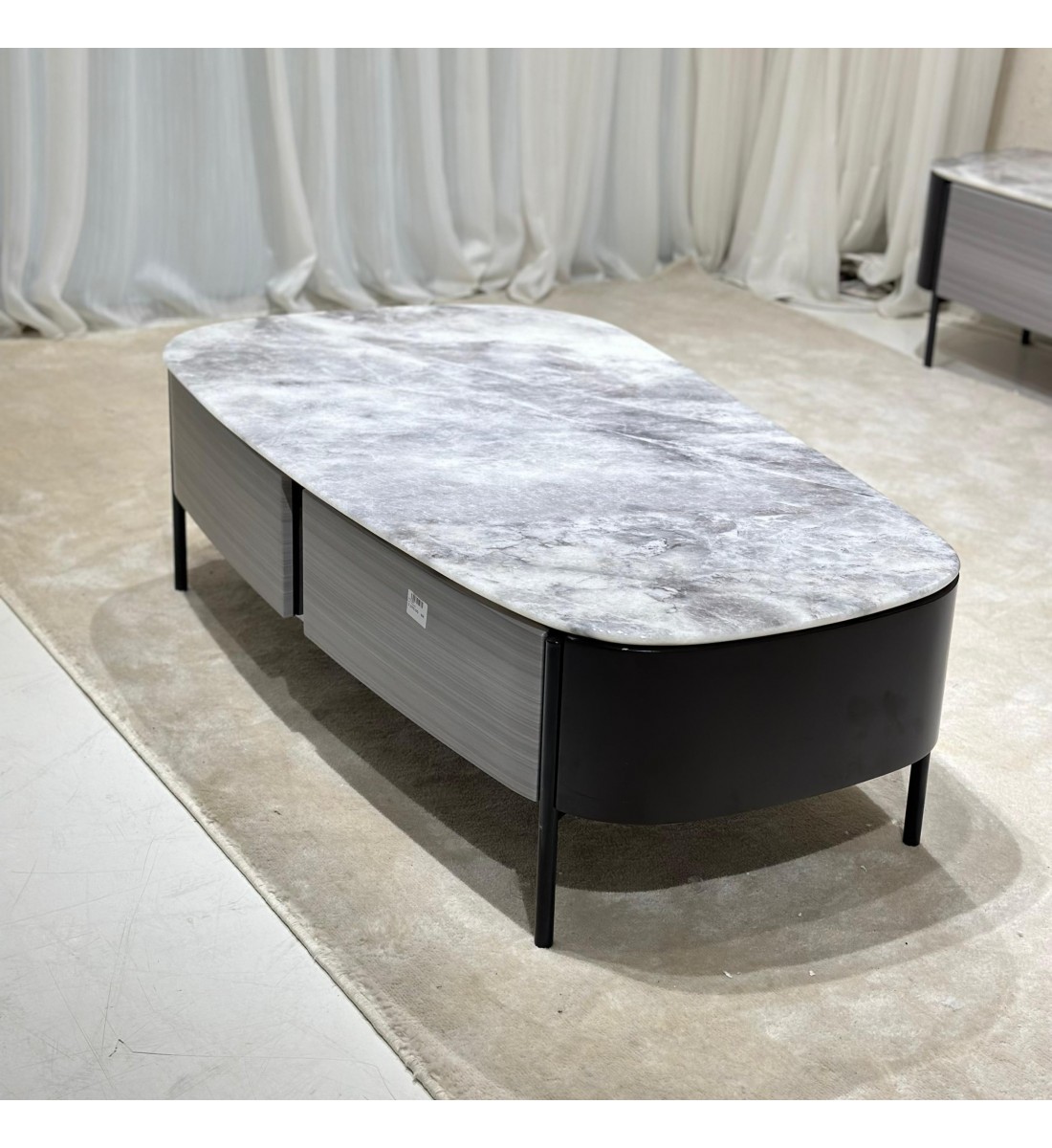 طاولة بيضاوية مصنوعة بجودة عالية وبتصميم انيق 120×66×35سم 