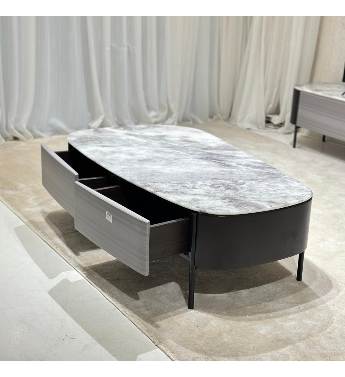 طاولة بيضاوية مصنوعة بجودة عالية وبتصميم انيق 120×66×35سم 