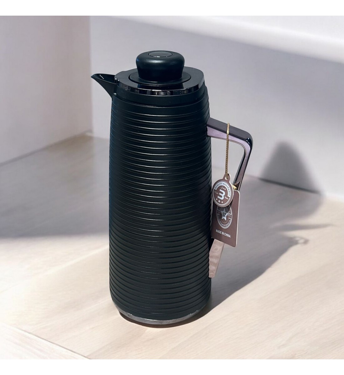ترمس شاي اسود بمقبض اسود - 1 لتر -