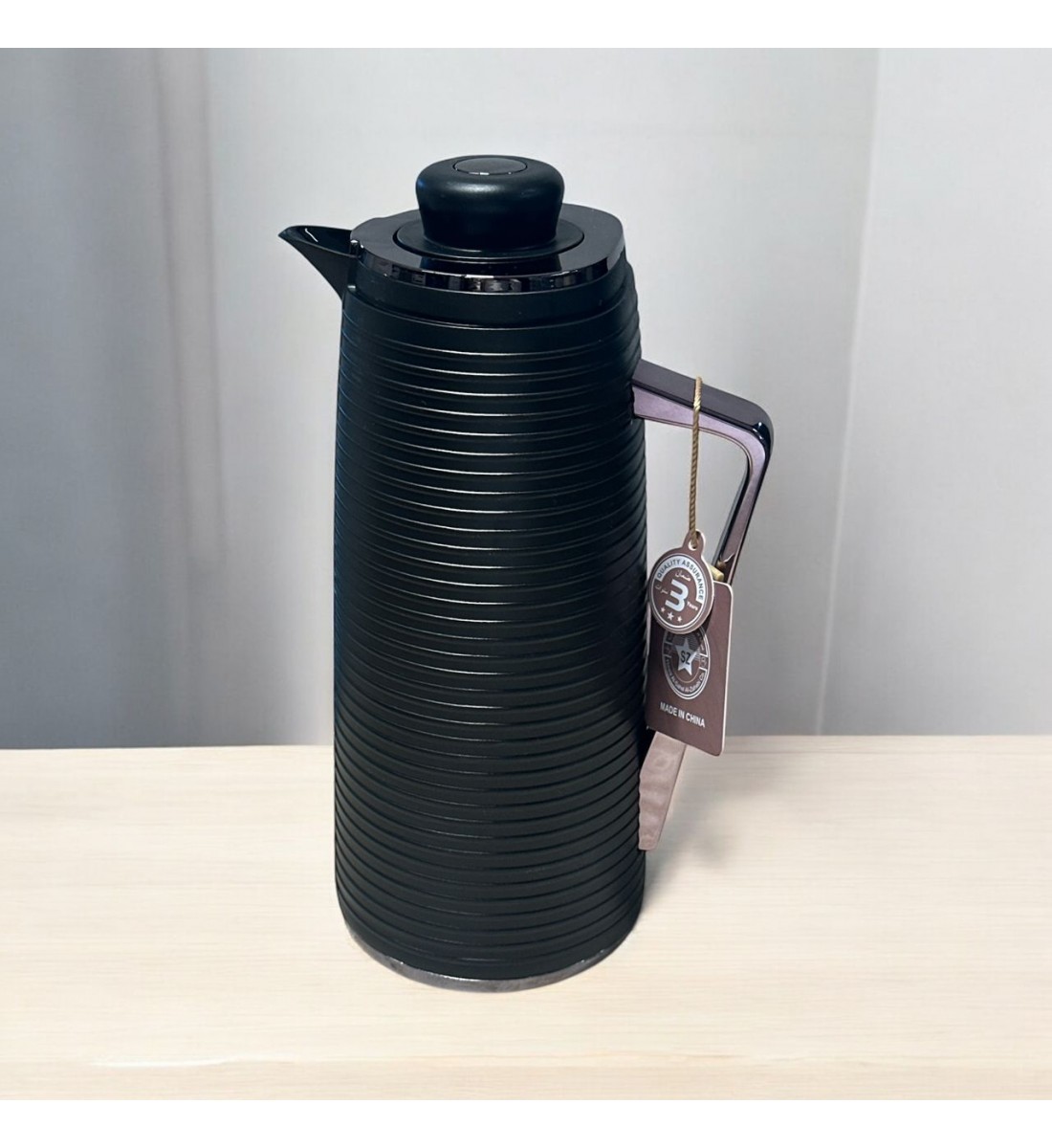 ترمس شاي اسود بمقبض اسود - 1 لتر -