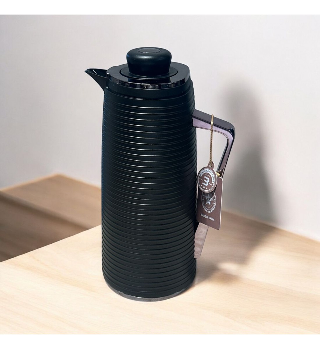 ترمس شاي اسود بمقبض اسود - 1 لتر -