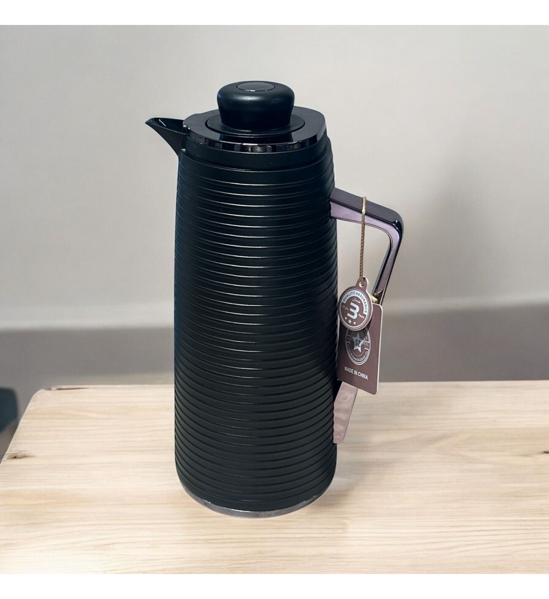 ترمس شاي اسود بمقبض اسود - 1 لتر -