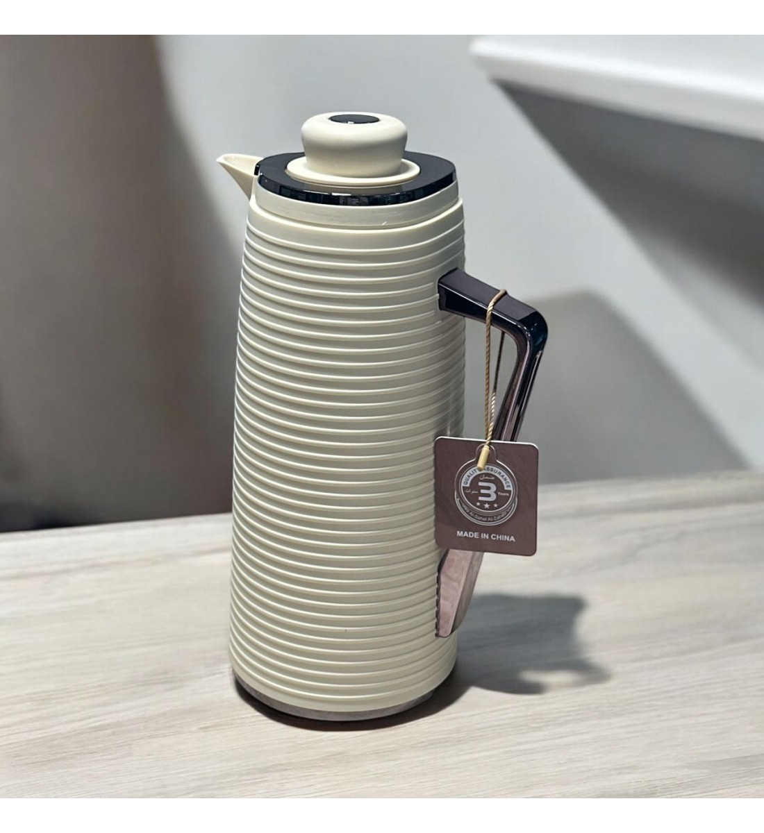 ترمس شاي بيح فاتح بمقبض اسود - 1 لتر - ترمس شاي بيح فاتح بمقبض اسود - 1 لتر -