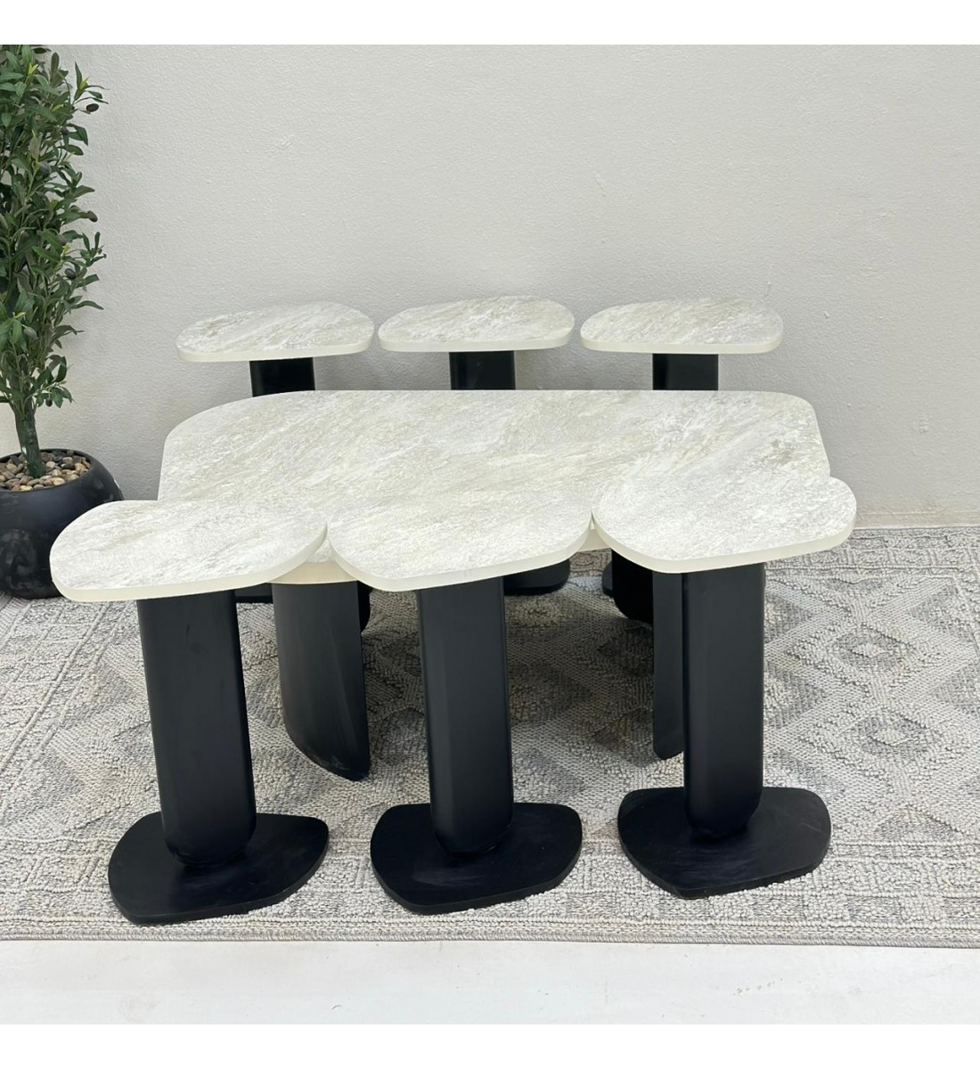 طقم طاولات 7قطع سطح بديل حجر ملمس خشن قاعده الطاولة الرئيسية صاج حديد والطاولات الجانبية قاعدة خشب لون اسود