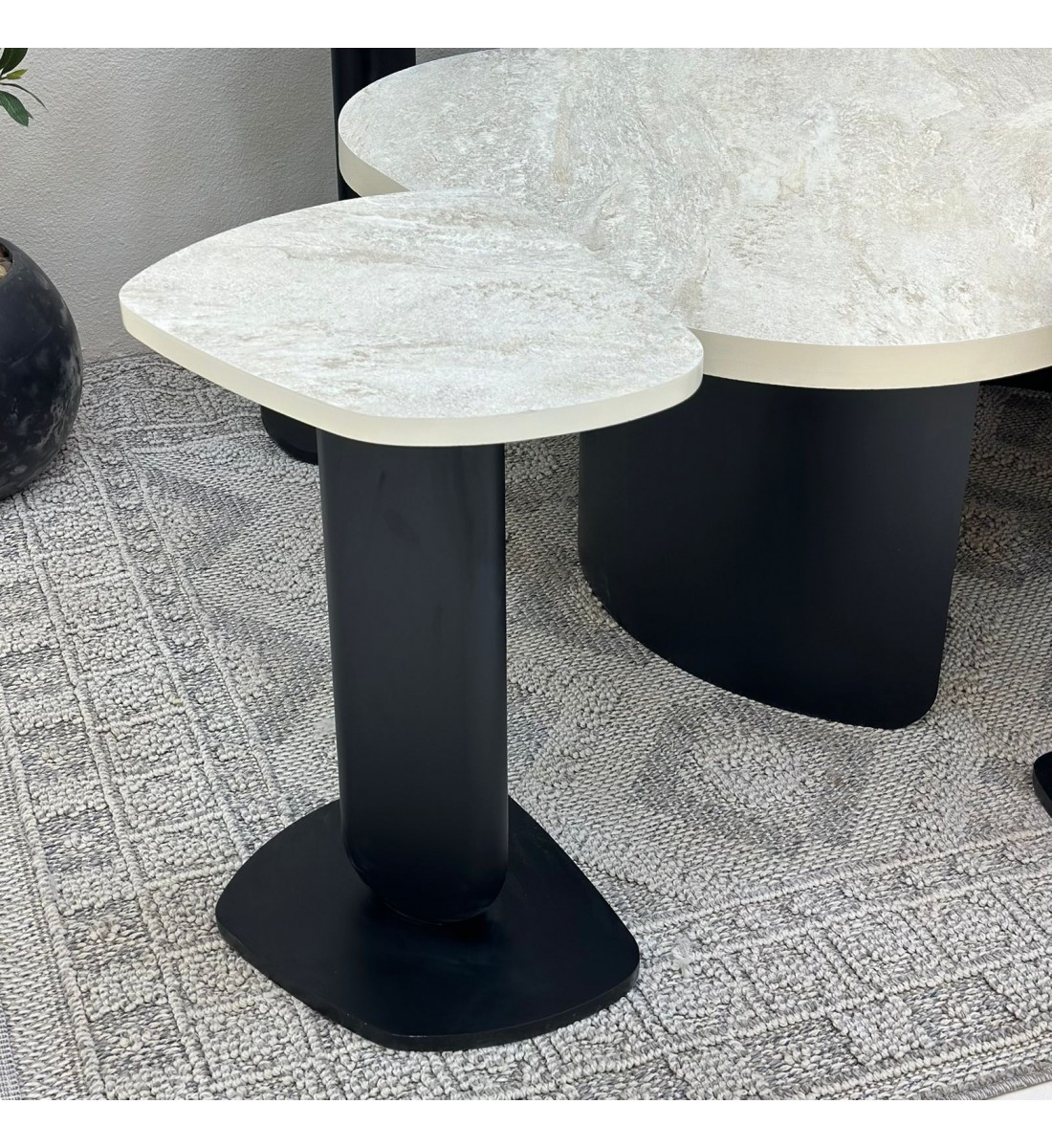 طقم طاولات 7قطع سطح بديل حجر ملمس خشن قاعده الطاولة الرئيسية صاج حديد والطاولات الجانبية قاعدة خشب لون اسود