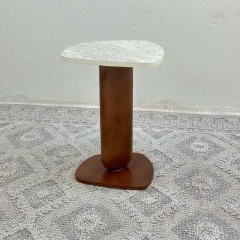 طاولة خدمة سطح بديل حجر ملمس خشن قاعدة خشب لون بني