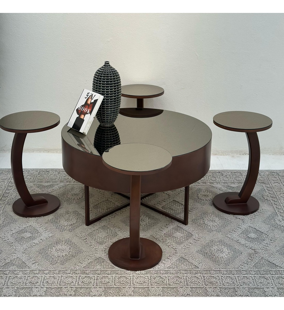 طقم طاولات 5قطع سطح مرايا قاعده خشب لون بني طقم طاولات 5قطع سطح مرايا قاعده خشب لون بني