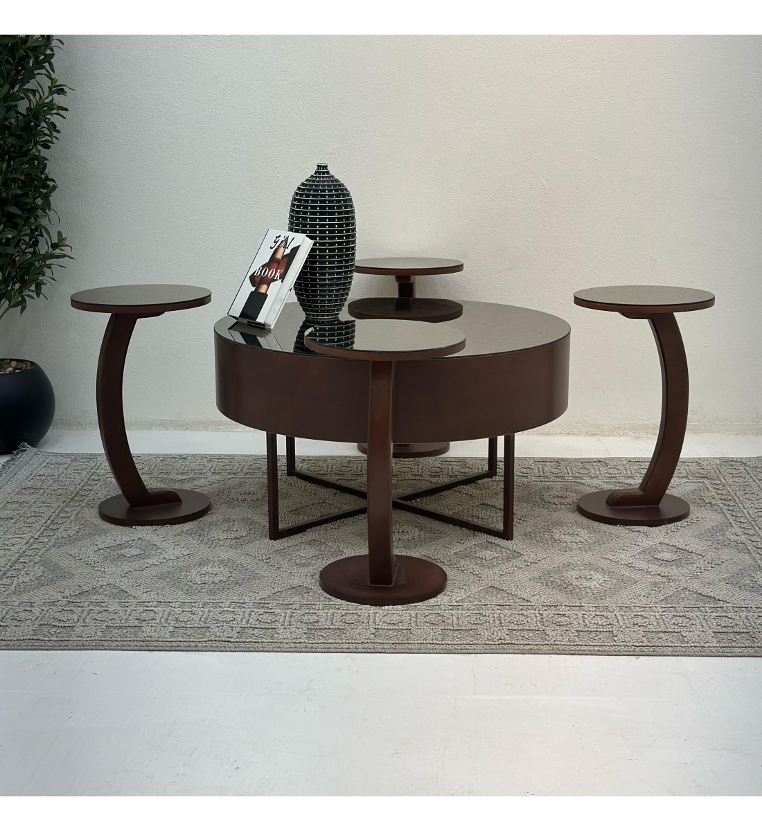 طقم طاولات 5قطع سطح مرايا قاعده خشب لون بني طقم طاولات 5قطع سطح مرايا قاعده خشب لون بني