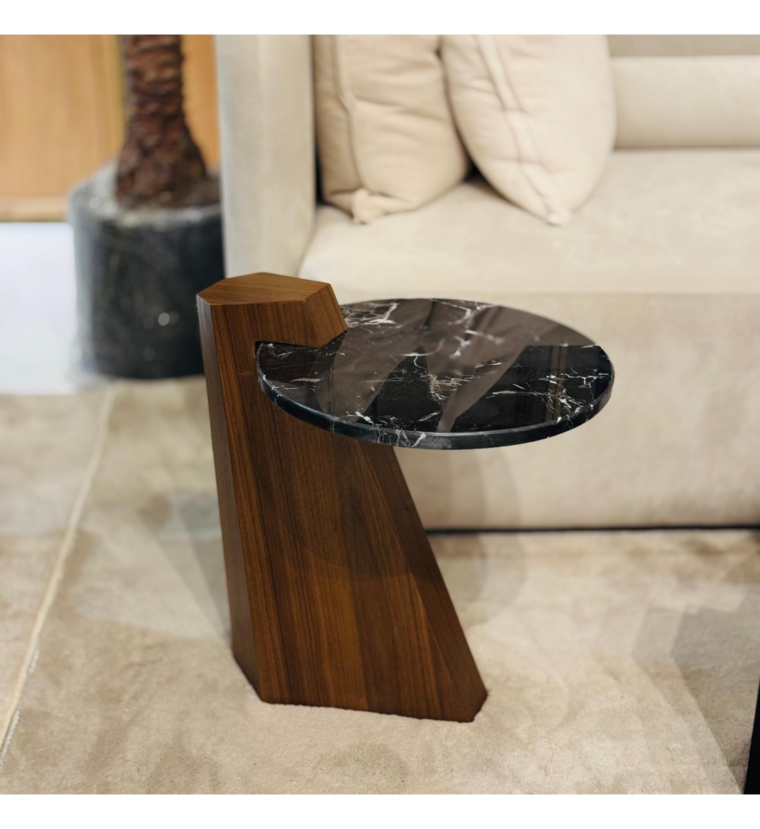 Sassino side table - marble, wooden base 40x40x50cm